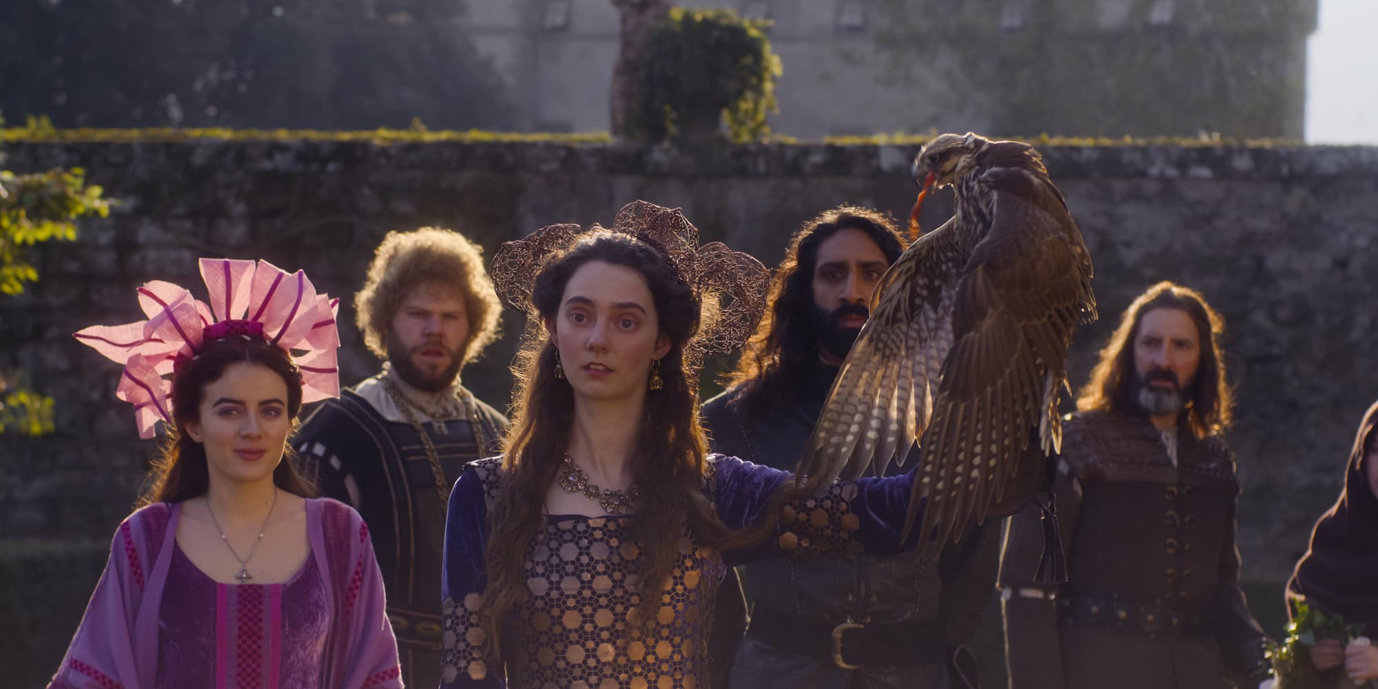 Neifile (Lou Gala), Tindaro (Douggie McMeekin), Licisca (Tanya Reynolds), Dioneo (Amar Chadha-Patel) et Sirisco (Tony Hale) dans "Le Décaméron" sur Netflix.