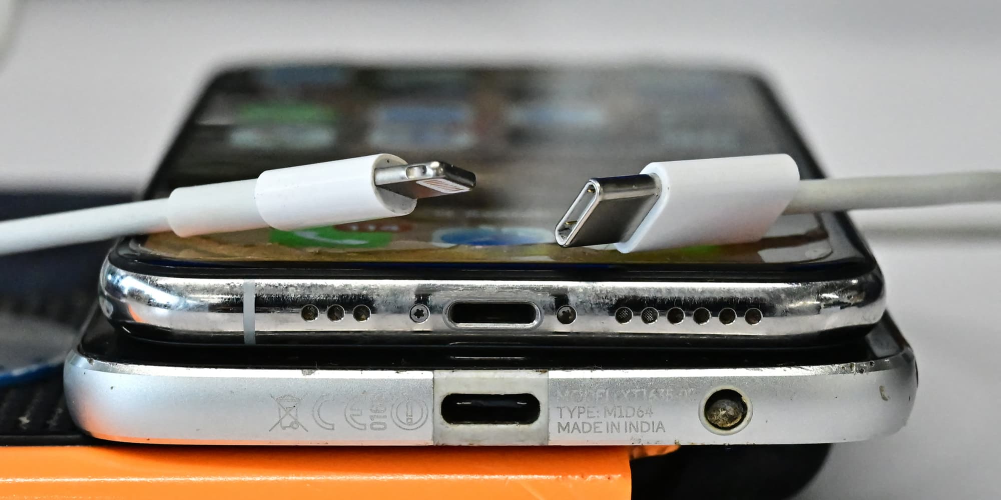 Un chargeur Lightning d'Apple à droite et un chargeur USB-C à gauche. 