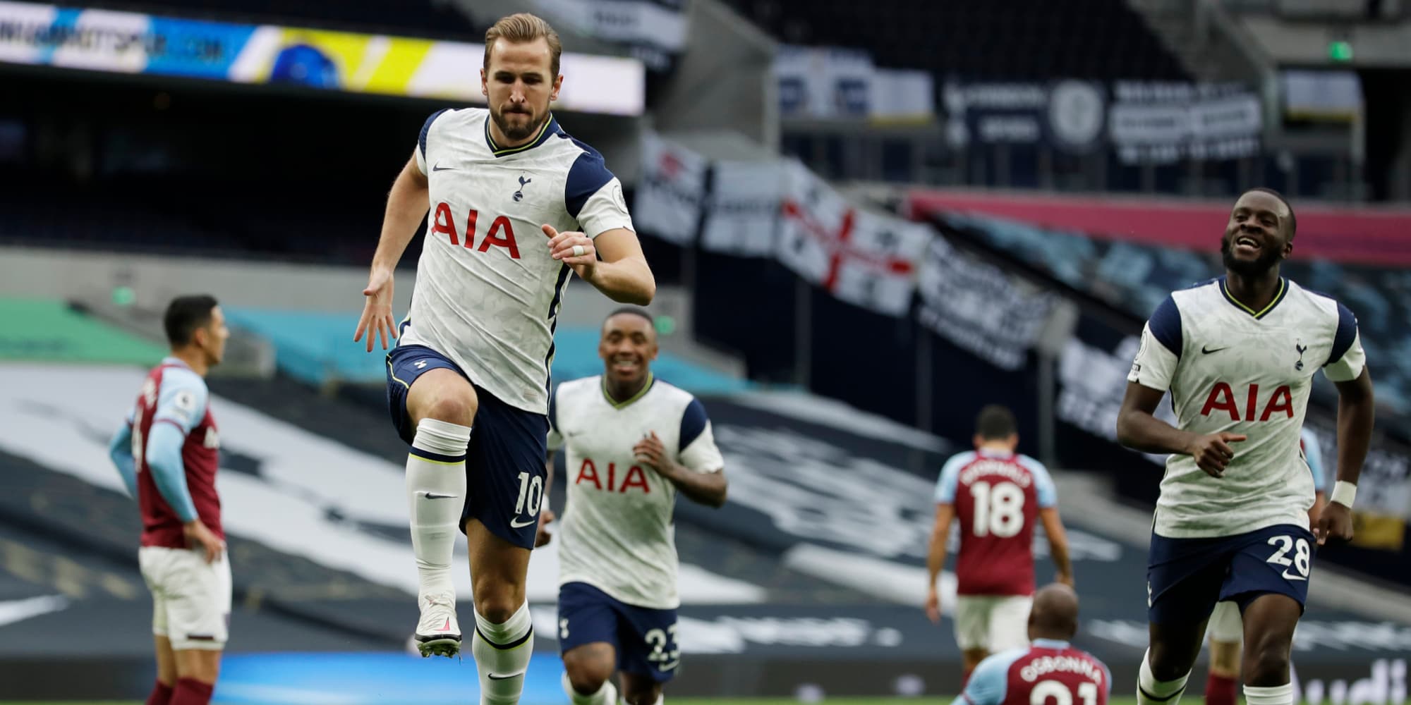 Les joueurs de Tottenham célèbrent un but contre West Ham, le 18 octobre 2020 à Londres