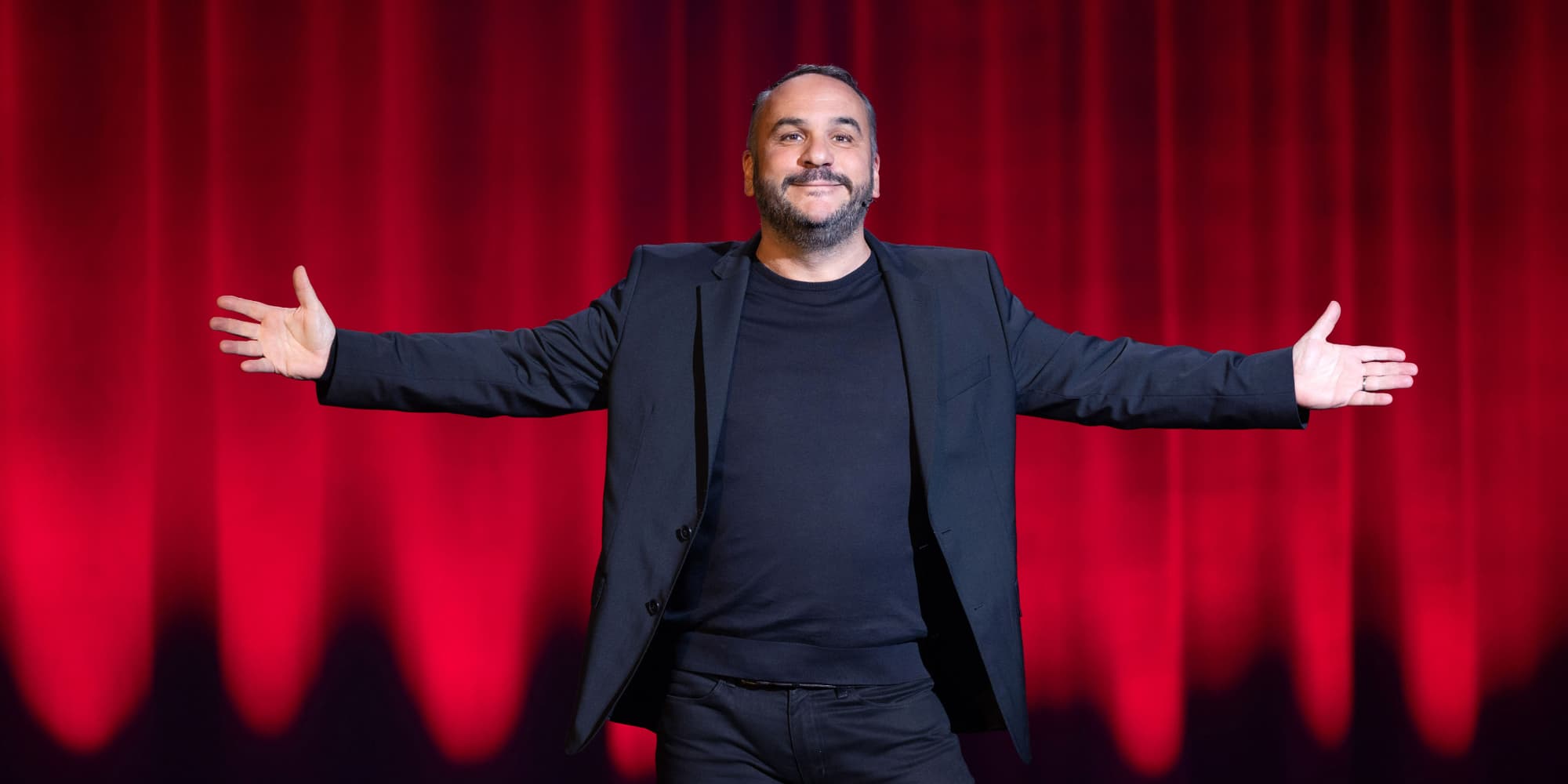 François-Xavier Demaison sur la scène du théâtre de L'Œuvre pour son spectacle ''Di(x)vin(s)''.