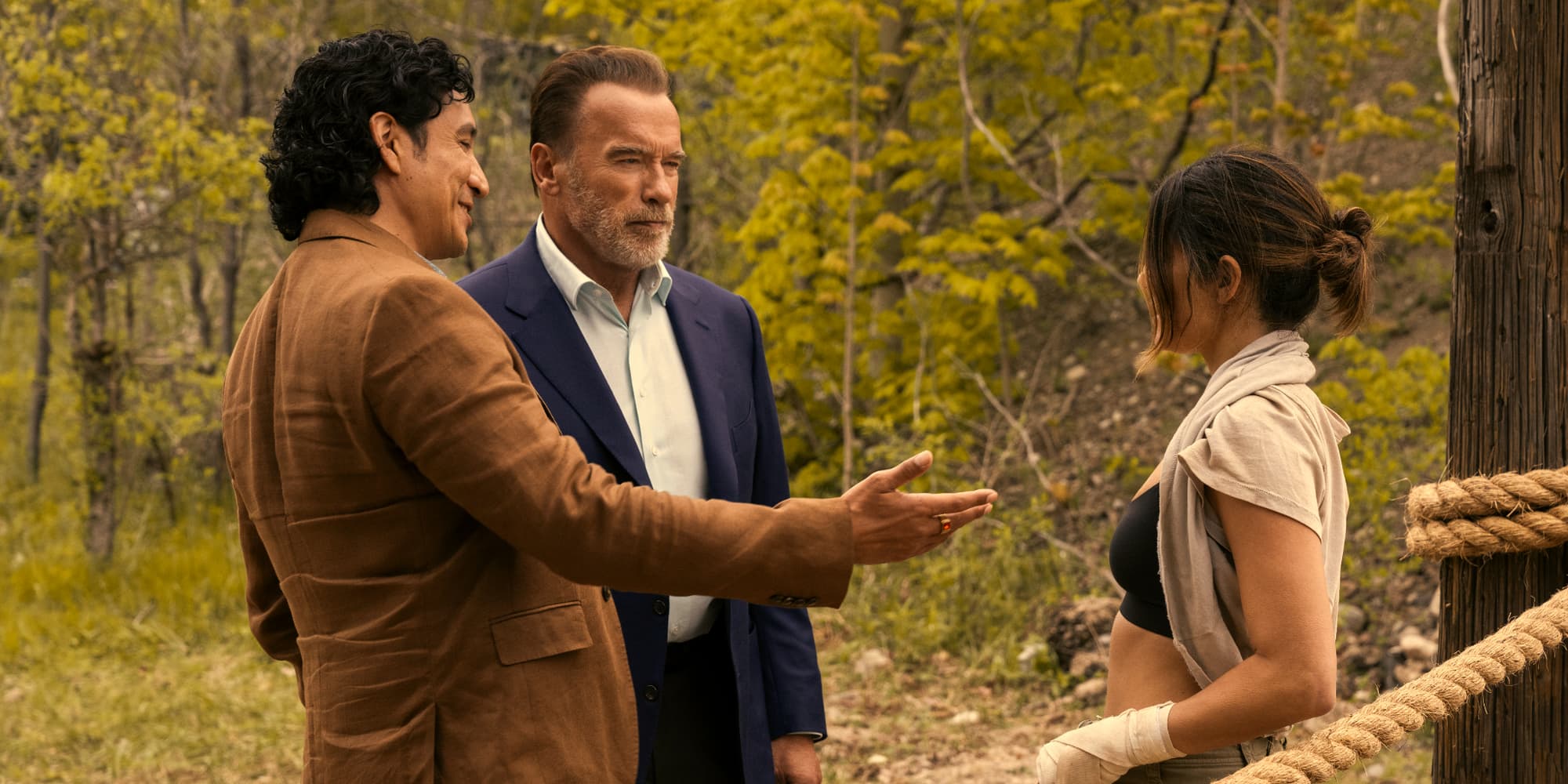 Gabriel Luna, Monica Barbaro et Arnold Schwarzenegger dans la série ''FUBAR'', disponible sur Netflix.