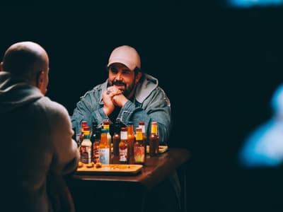 Hot Ones : Artus est le nouvel invité de Kyan Khojandi