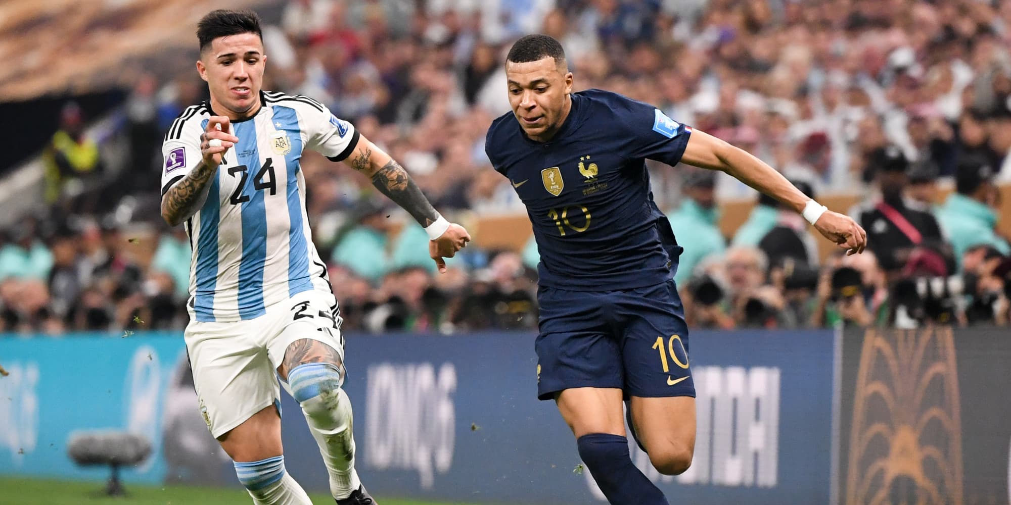 Enzo Fernandez et Kylian Mbappé lors de la finale de Coupe de Monde 2022 au Qatar, opposant la France à l'Argentine, le 18 décembre 2022.