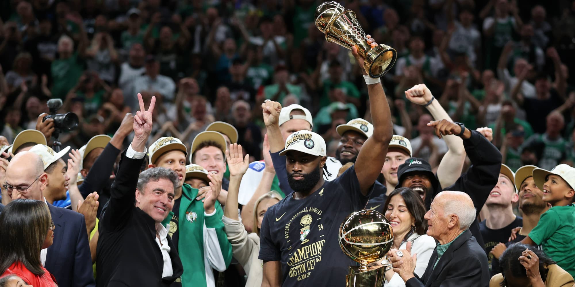 Jaylen Brown tenant le trophée Bill Russell juste après avoir remporté les NBA Finals 2024 avec les Celtics, le 17 juin 2024 au TD Garden (Boston).