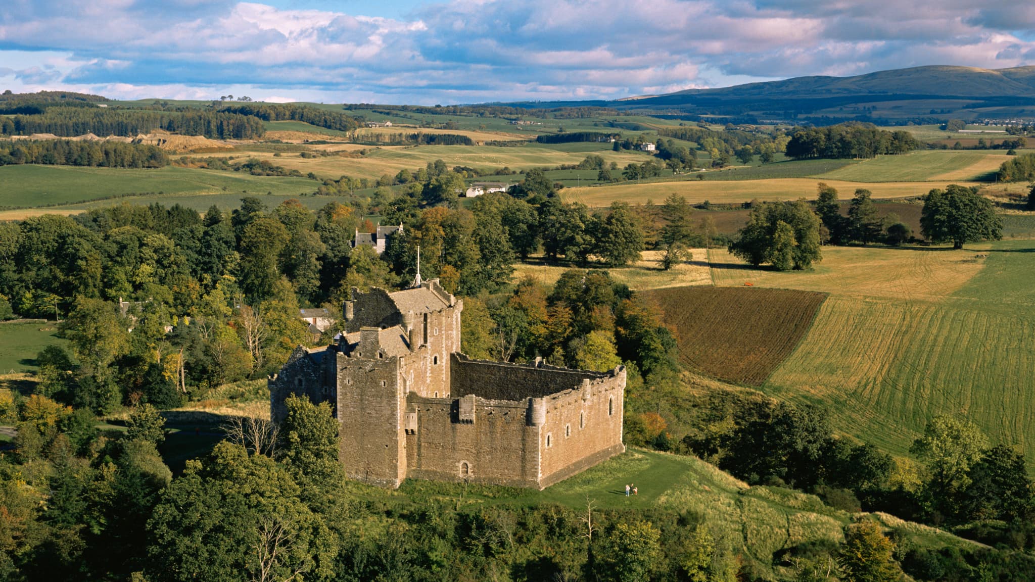Le château de Doune, en Écosse, où ont été tourné une partie des scènes se déroulant à Winterfell, foyer des Stark, dans Game of Thrones. Le château de Doune, en Écosse, où ont été tourné une partie des scènes se déroulant à Winterfell, foyer des Stark, dans Game of Thrones.