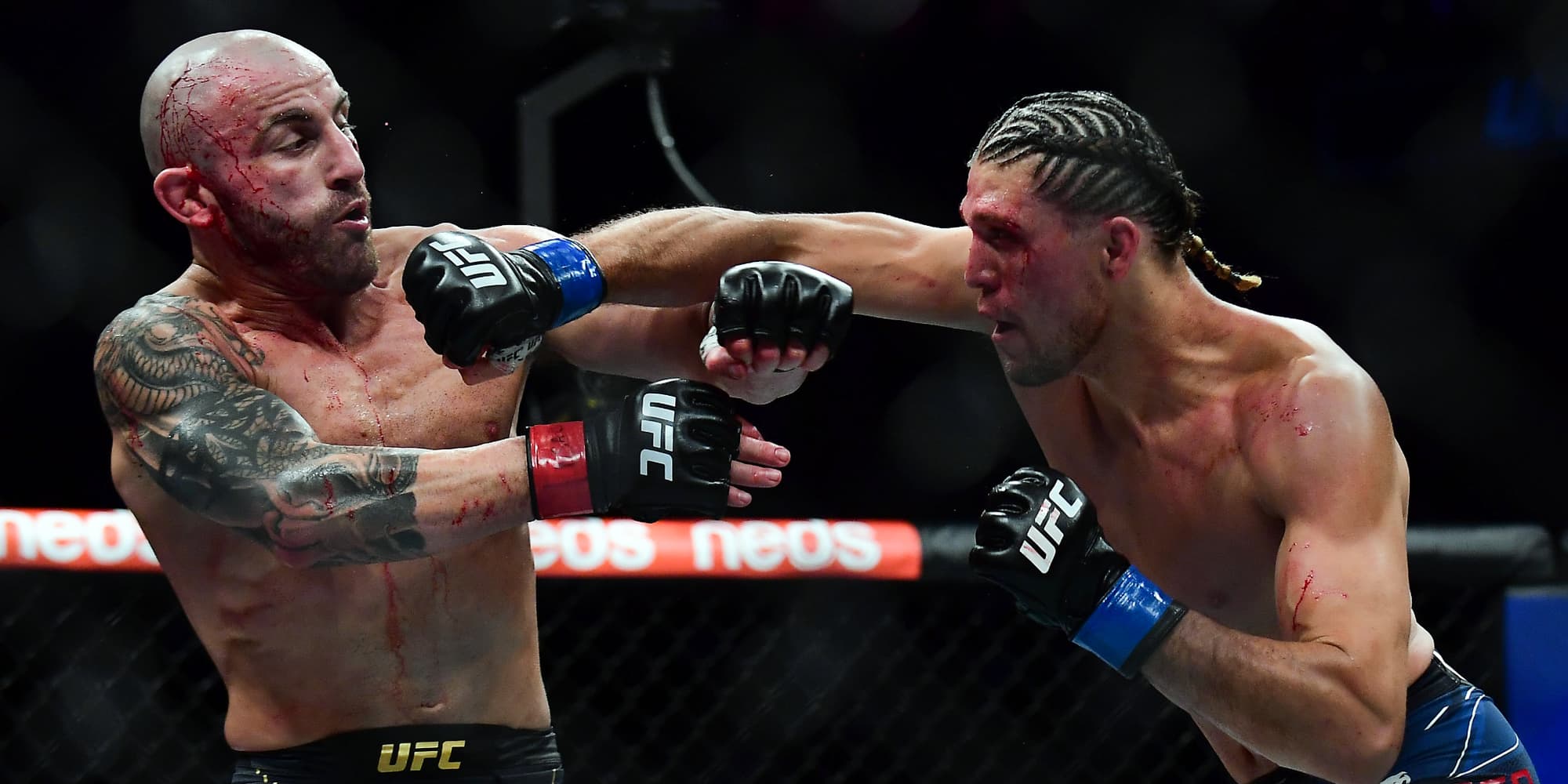 Brian Ortega (à droite), lorsqu'il affrontait le champion en titre des poids plumes, Alexander Volkanovski, à l'UFC 266, à Las Vegas, le 25 septembre 2021.