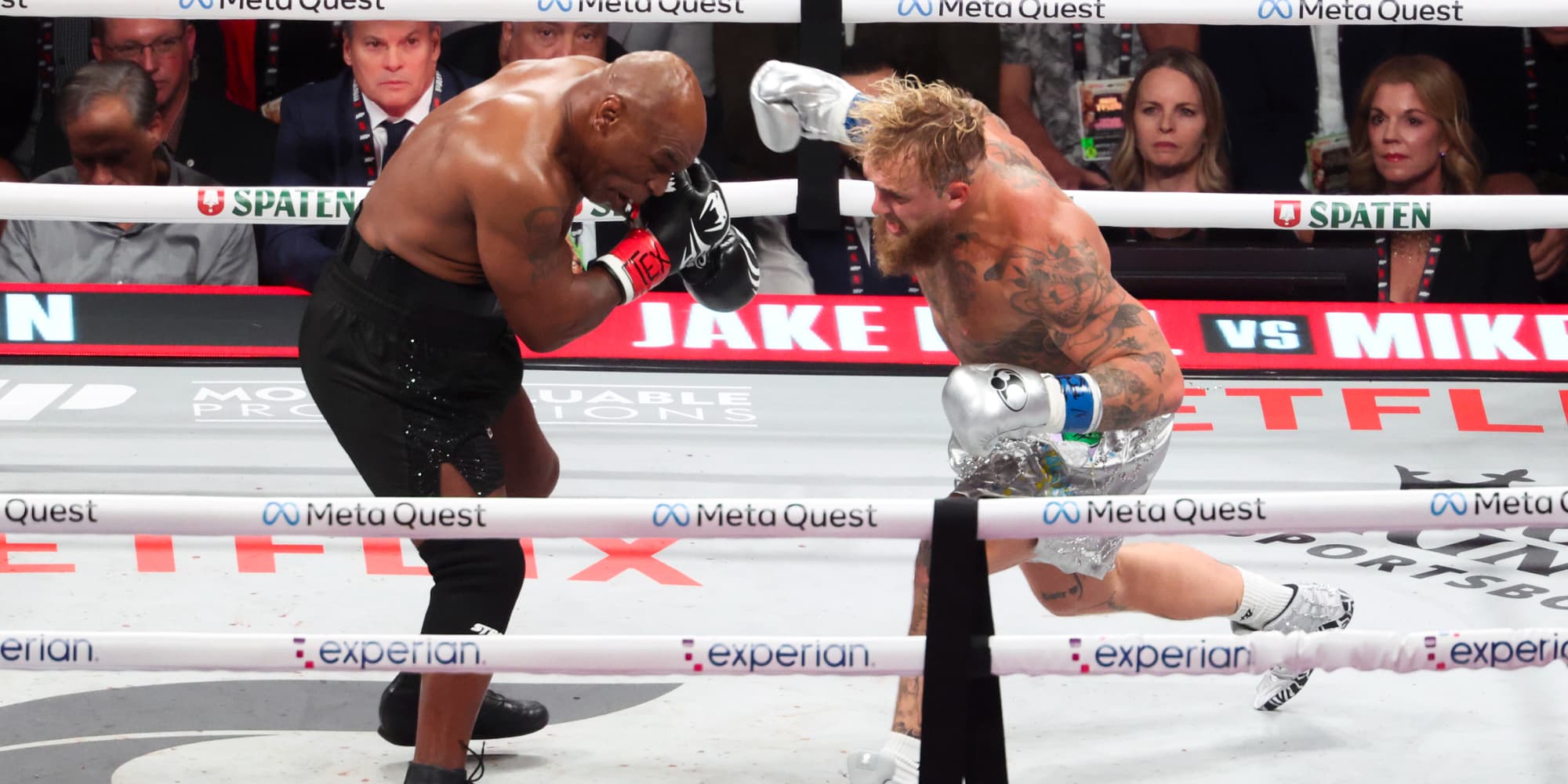 15 novembre 2024 ; Arlington, Texas, ÉTATS-UNIS ; Mike Tyson (gants noirs) affronte Jake Paul (gants argentés).