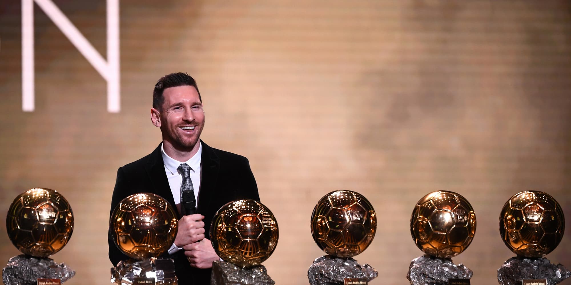 Lionel Messi devant ses six Ballons d'Or durant la cérémonie du 2 décembre 2019 à Paris