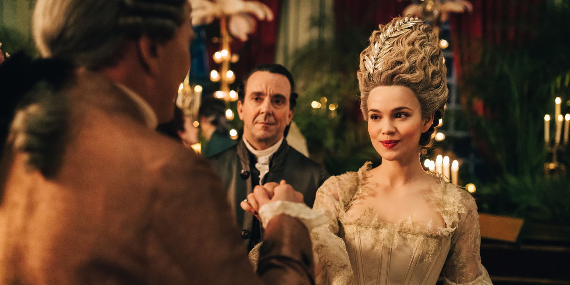 Emilia Schüle dans le rôle de la reine, lors d'un concert au Petit Trianon durant le cinquième épisode de la série "Marie-Antoinette".