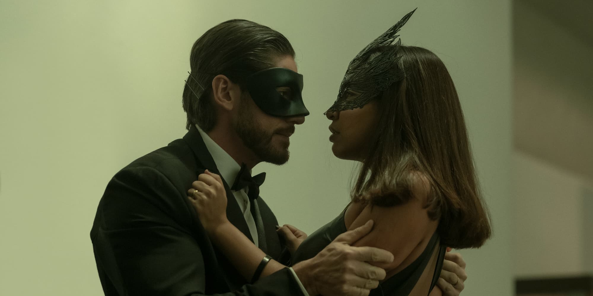 Heitor (Angelo Rodrigues) et Diana (Gabryela Moreira) dans la mini-série "Un œil indiscret".
