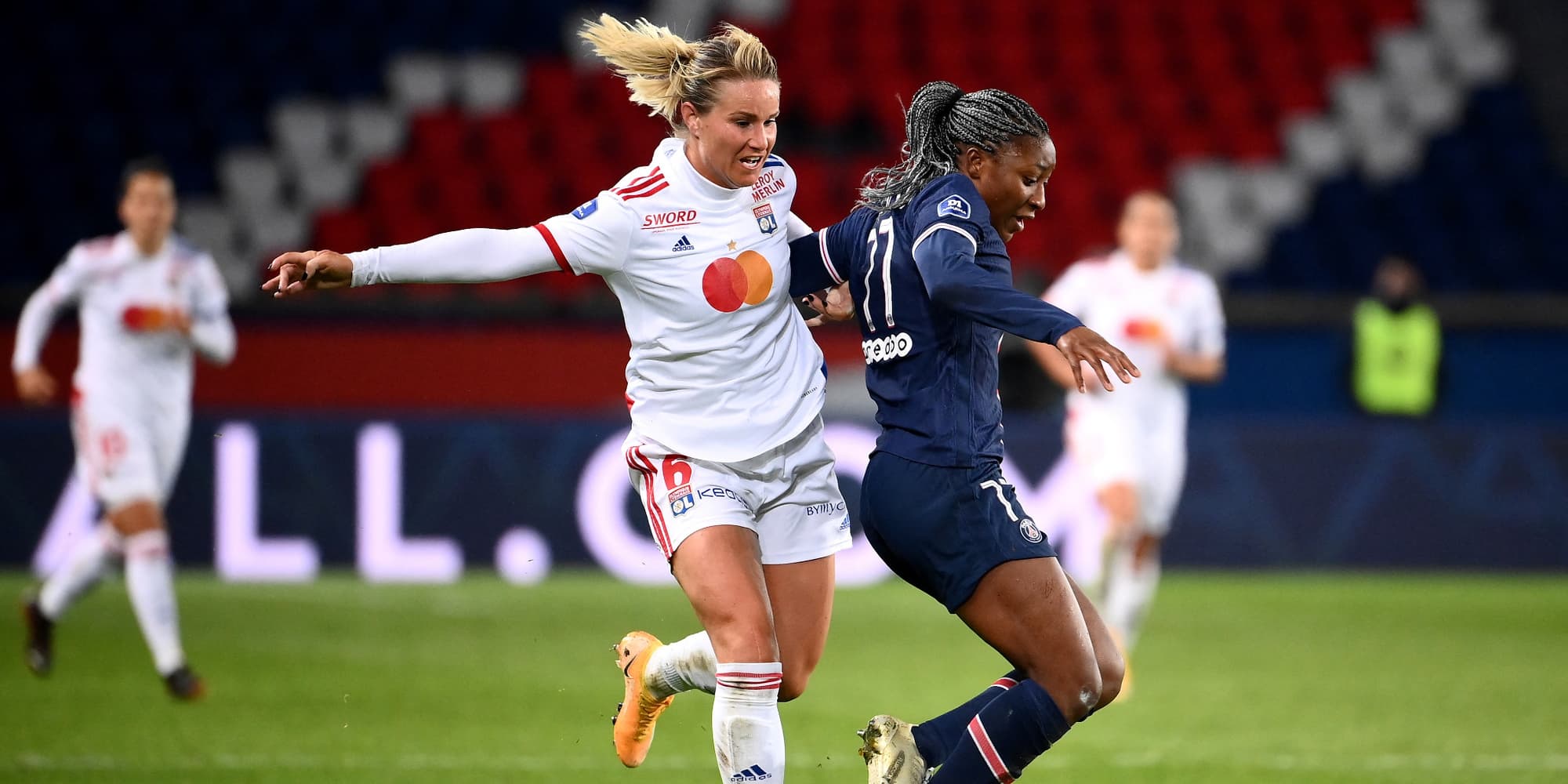Amandine Henry de l'OL face à Kadidiatou Diani du PSG lors d'un match de D1, au Parc des Princes, le 20 novembre 2020.
