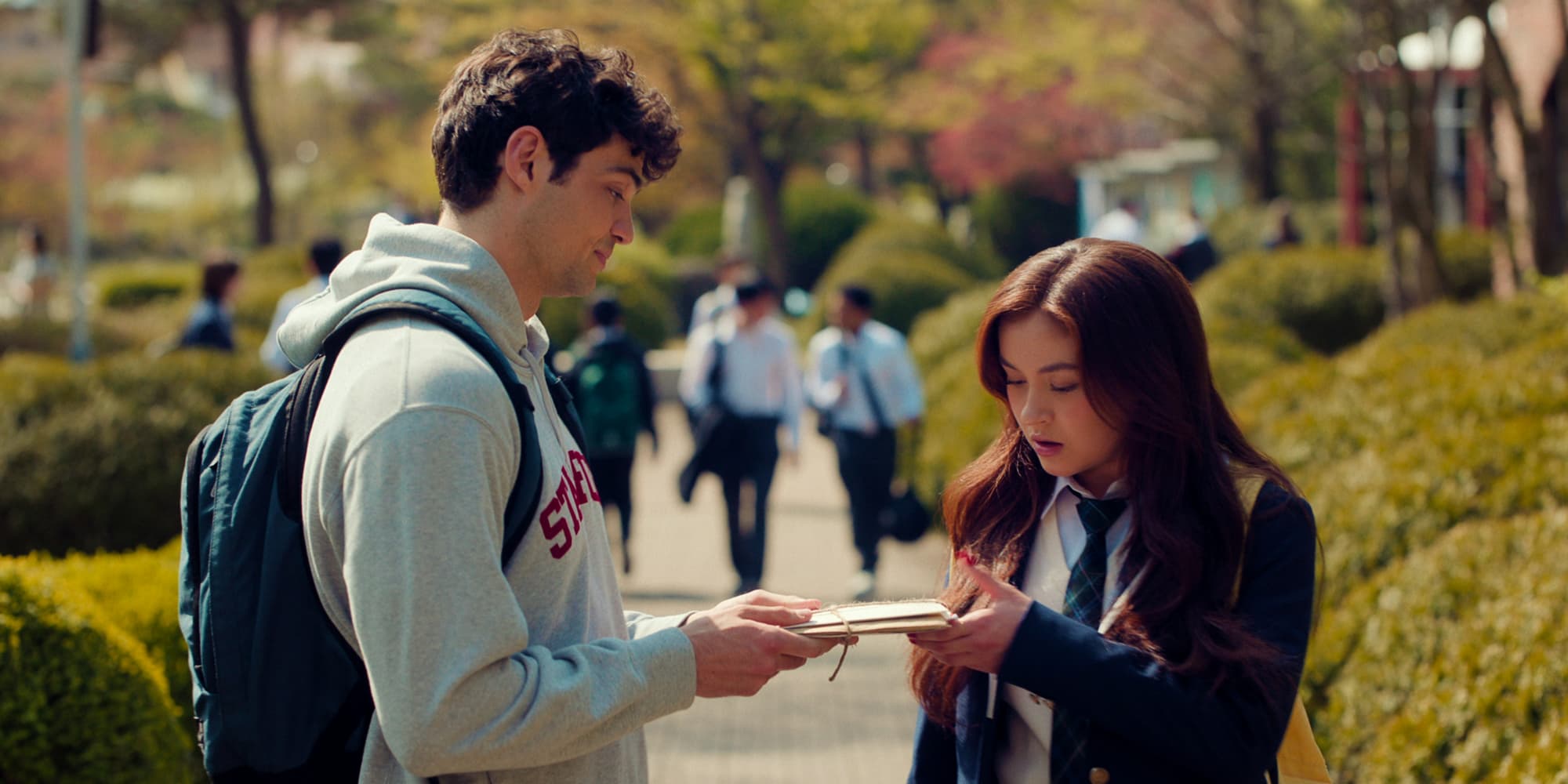 Noah Centineo (Peter Kavinsky) et Anna Cathcart (Kitty Song Covey) dans l'épisode 6 de la saison 2 de "XO, Kitty", disponible sur Netflix ! 