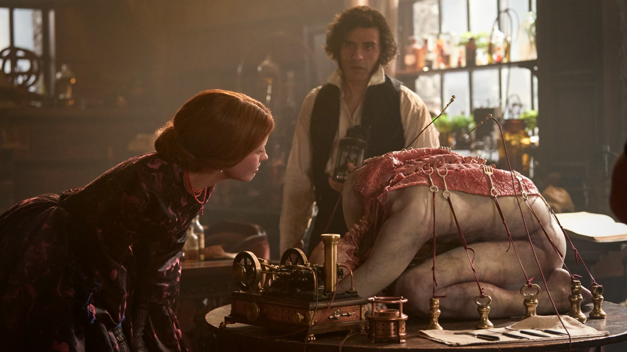 Mia Goth et Oscar Isaac dans "Frankenstein" Mia Goth et Oscar Isaac dans "Frankenstein"