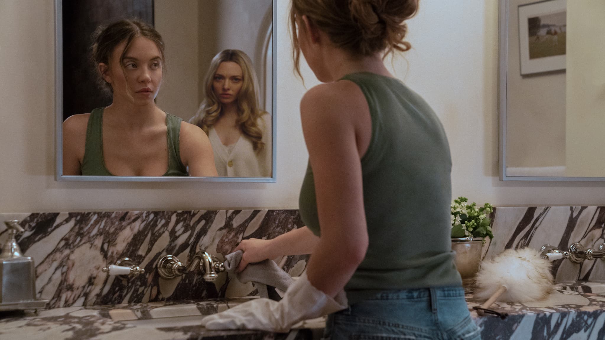 Amanda Seyfried et Sydney Sweeney interprètent les rôles de Nina et Millie dans "La Femme de Ménage". Amanda Seyfried et Sydney Sweeney interprètent les rôles de Nina et Millie dans "La Femme de Ménage".