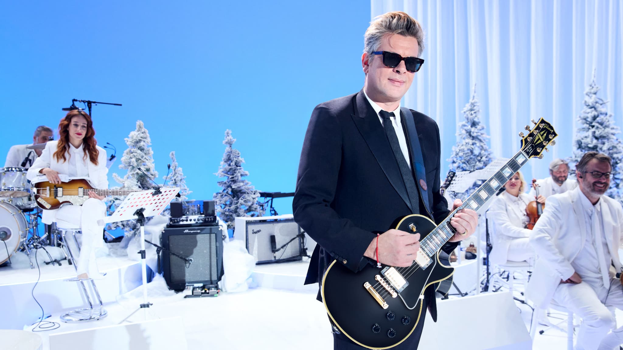 Benjamin Biolay nous invite à fêter Noël en chansons dans son "Christmas Show". Benjamin Biolay nous invite à fêter Noël en chansons dans son "Christmas Show".