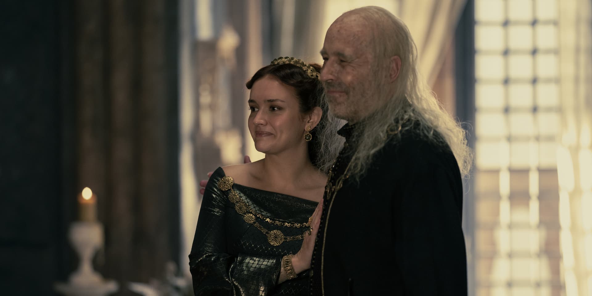 Alicent Hightower (Olivia Cooke) et Viserys Tragaryen (Paddy Considine) dans l'épisode 6 de House of the Dragon