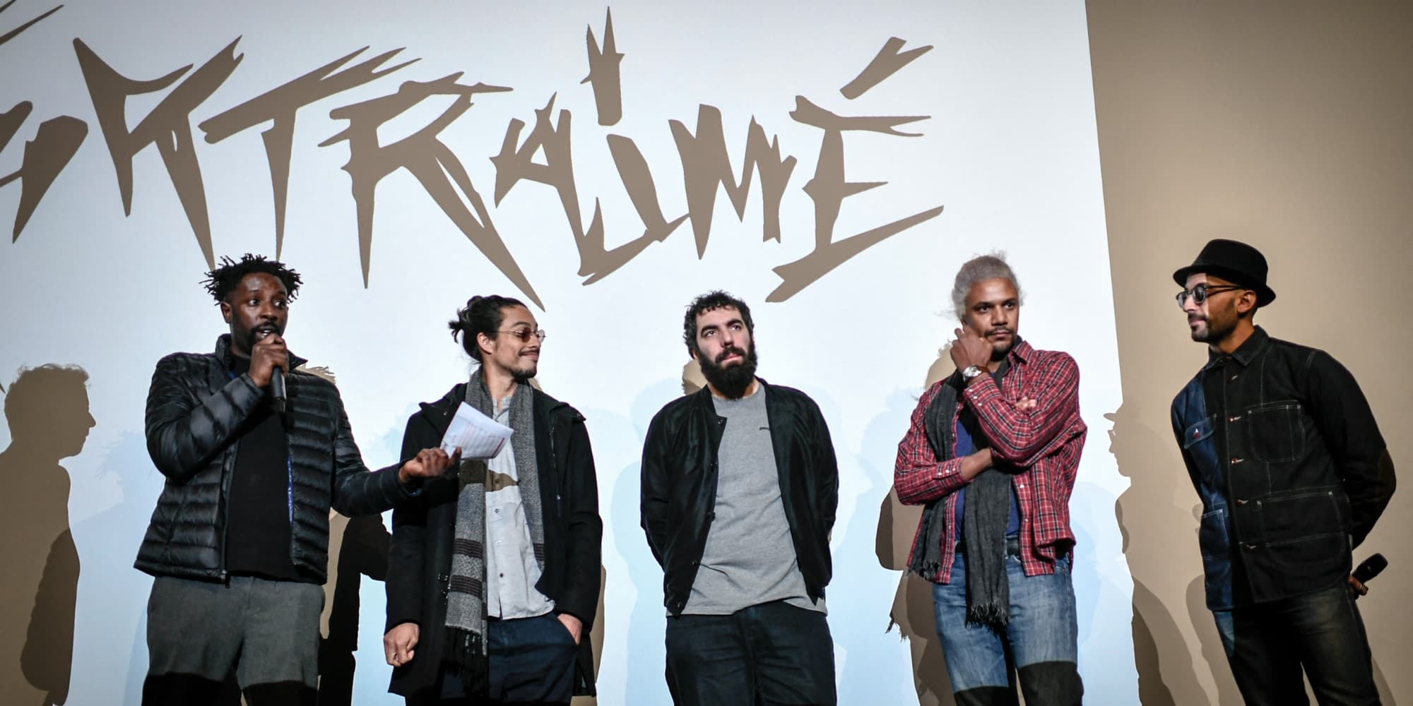 Ladj Ly, Kim Chapiron, Romain Gavras, Toumani Sangare et l'artiste JR en conférence de presse pour l'école de cinéma de Kourtrajmé, le 20 janvier 2020 à Paris.