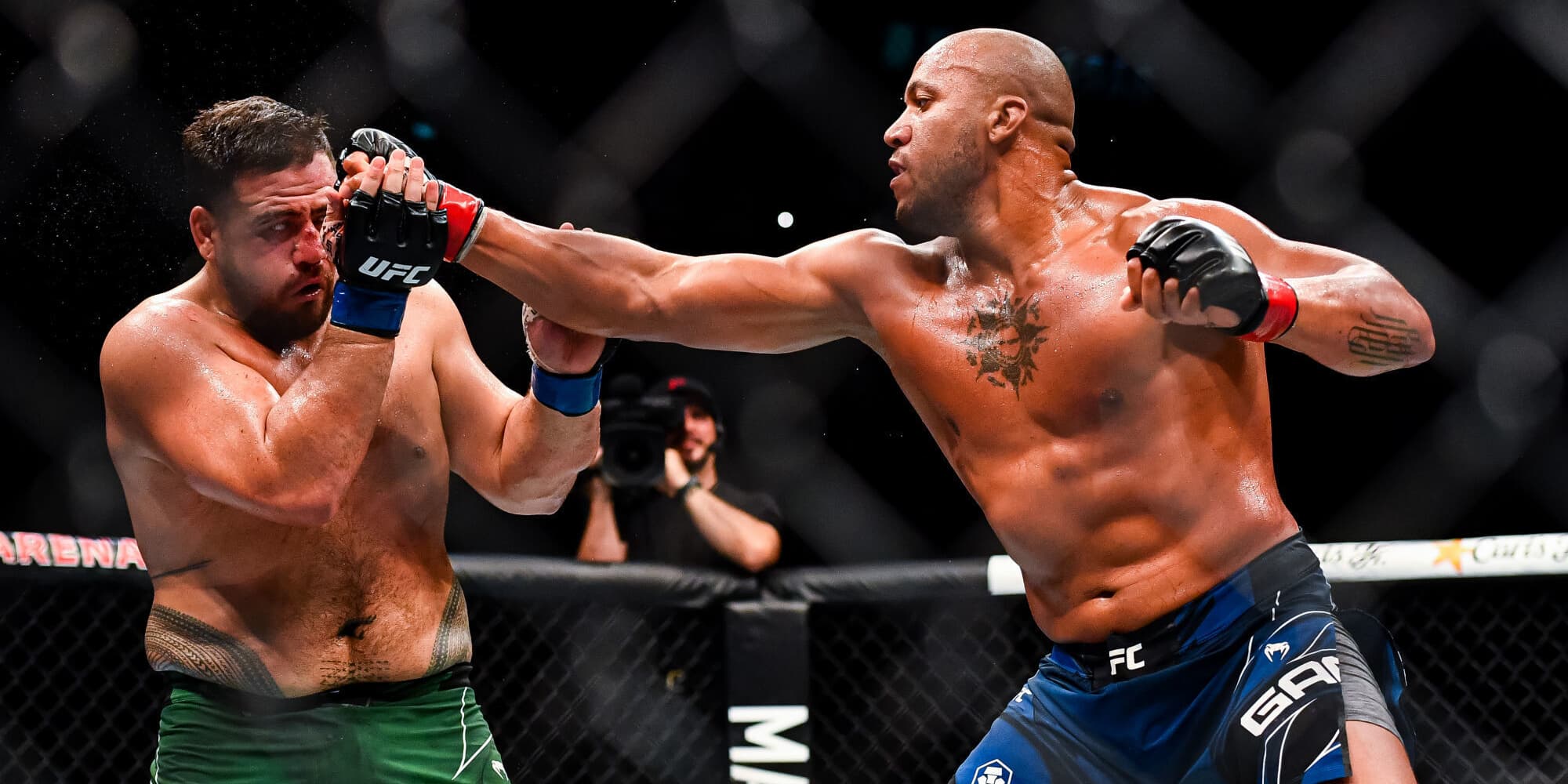 Ciryl Gane (gants rouges) face à Tai Tuivasa (gants bleus) lors de l'UFC Fight Night à Paris, le 3 septembre dernier