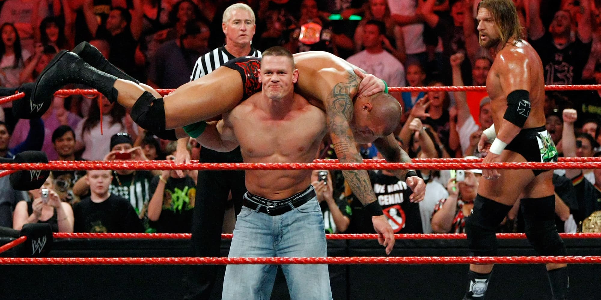 John Cena portant Randy Orton, le 24 août 2009 à Las Vegas.