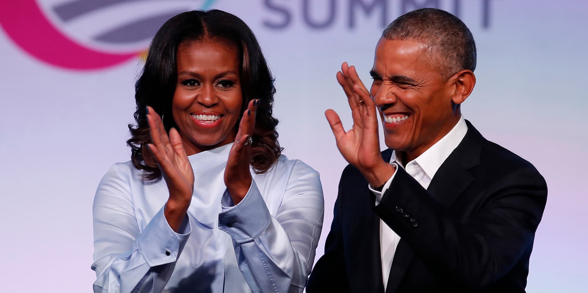 Michelle et Barack Obama lors d'un sommet de la Fondation Obama organisé à Chicago, le 31 octobre 2017. 