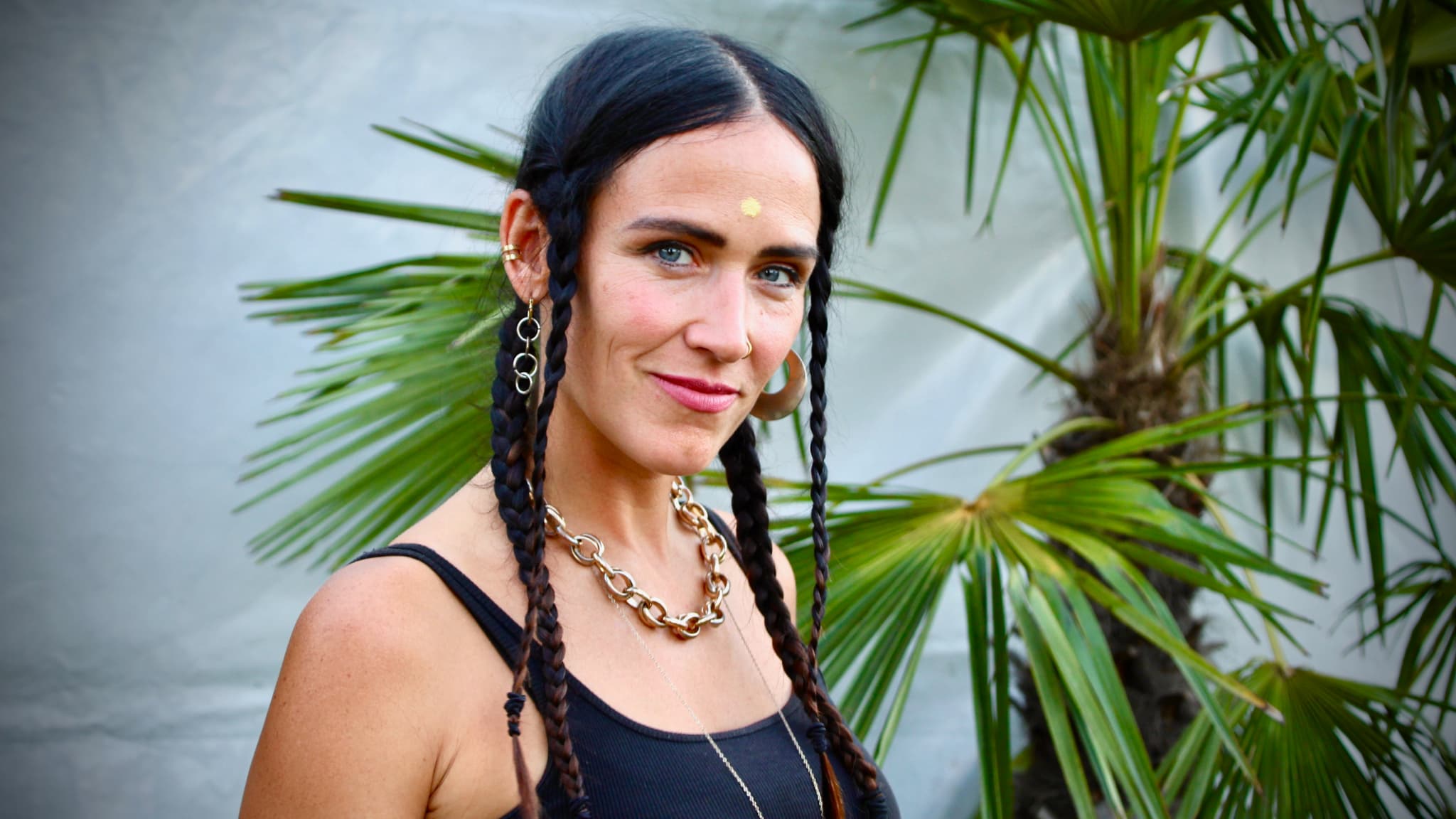 Son double héritage culturel, La Chica le fait découvrir à travers sa musique. Son double héritage culturel, La Chica le fait découvrir à travers sa musique.