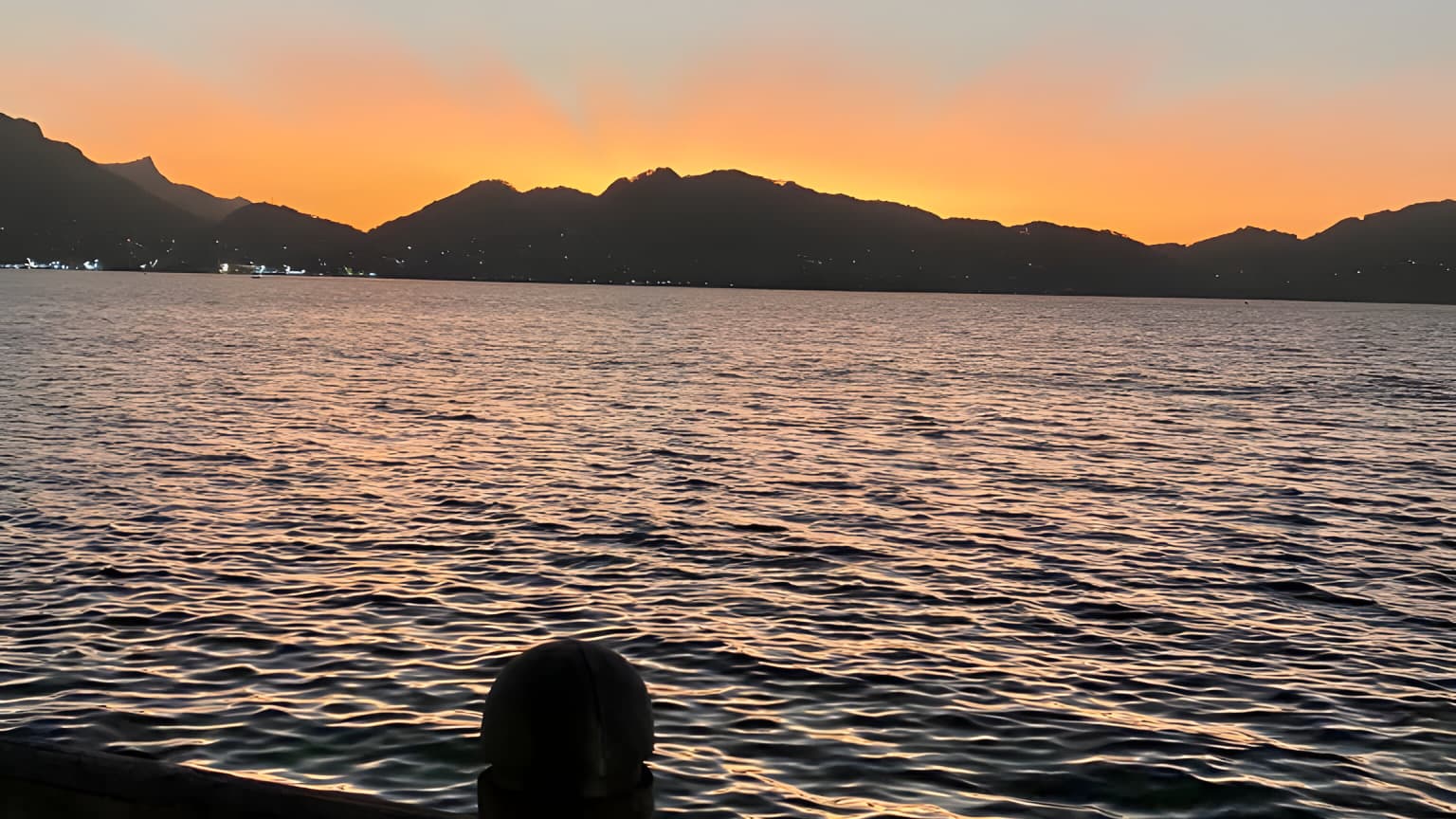 Un coucher de soleil aux Seychelles capturé depuis un pont sur pilotis. Un coucher de soleil aux Seychelles capturé depuis un pont sur pilotis.