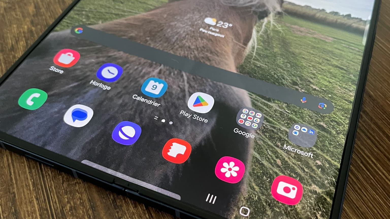 Une fois le smartphone allumé, la pliure est quasi invisible Une fois le smartphone allumé, la pliure est quasi invisible