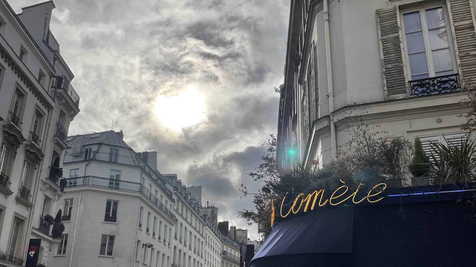 Même avec le soleil en pleine face (d'où le point de surbrillance dans les nuages), l'iPhone 12 Pro parvient à restituer l'environnement.. Même avec le soleil en pleine face (d'où le point de surbrillance dans les nuages), l'iPhone 12 Pro parvient à restituer l'environnement..