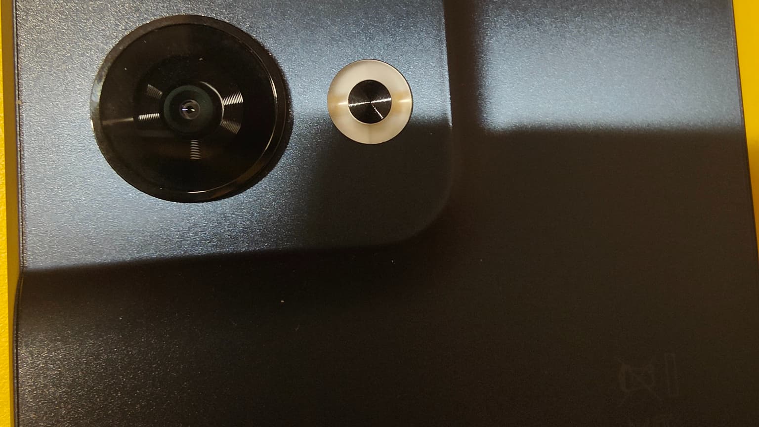 Le triple capteur au dos laisse surtout apparaître les deux capteurs Sony, massifs Le triple capteur au dos laisse surtout apparaître les deux capteurs Sony, massifs