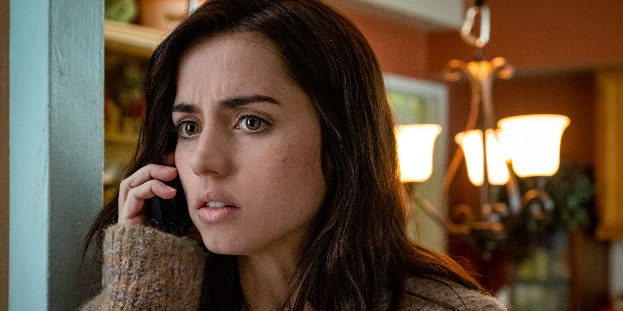 Ana De Armas téléphone-t-elle avec un iPhone ou avec une autre marque dans À Couteaux Tirés ?