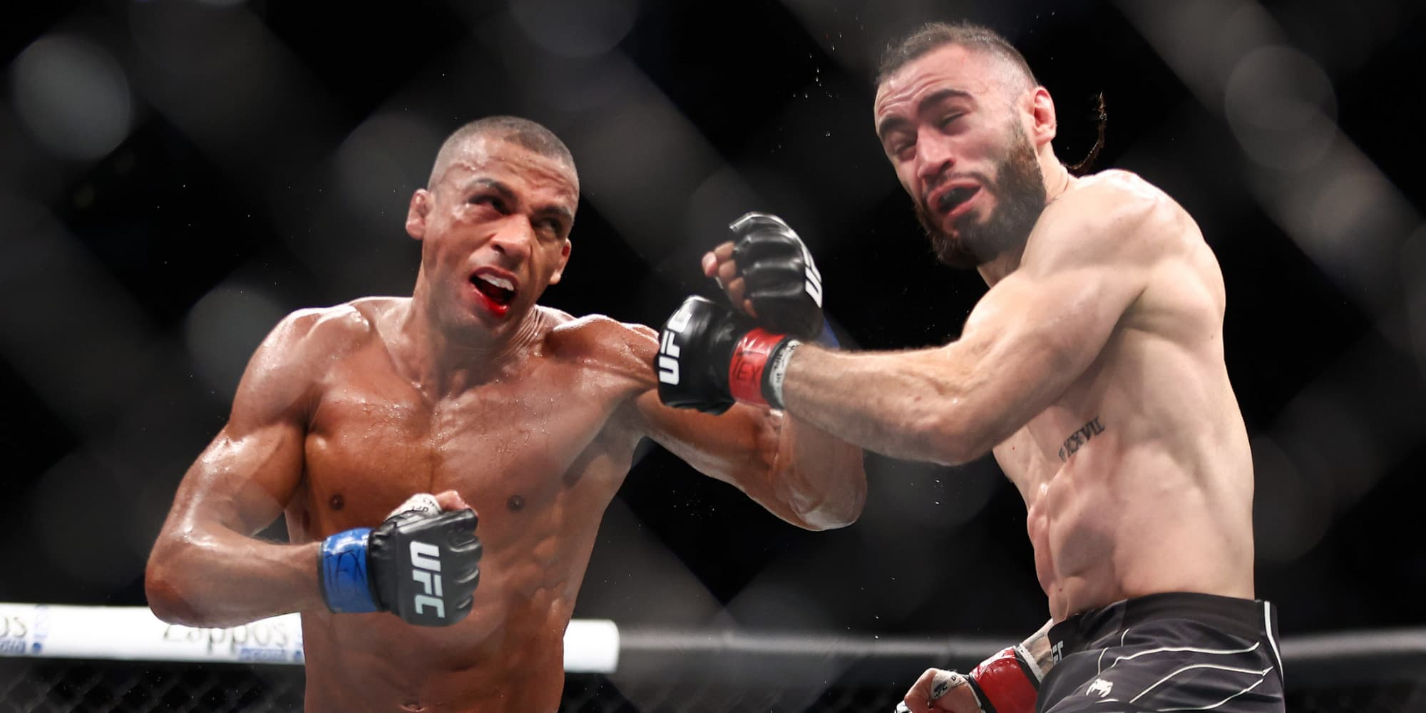 Edson Barboza face à Shane Burgos lors de l'UFC 262, le 15 mai 2021 au Toyota Center de Houston (Texas).