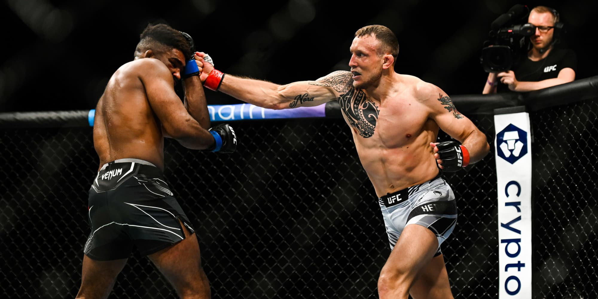 Jack Hermansson (gants rouges) lors de son combat contre Chris Curtis, le 23 juillet 2022 à l'O2 Arena de Londres.