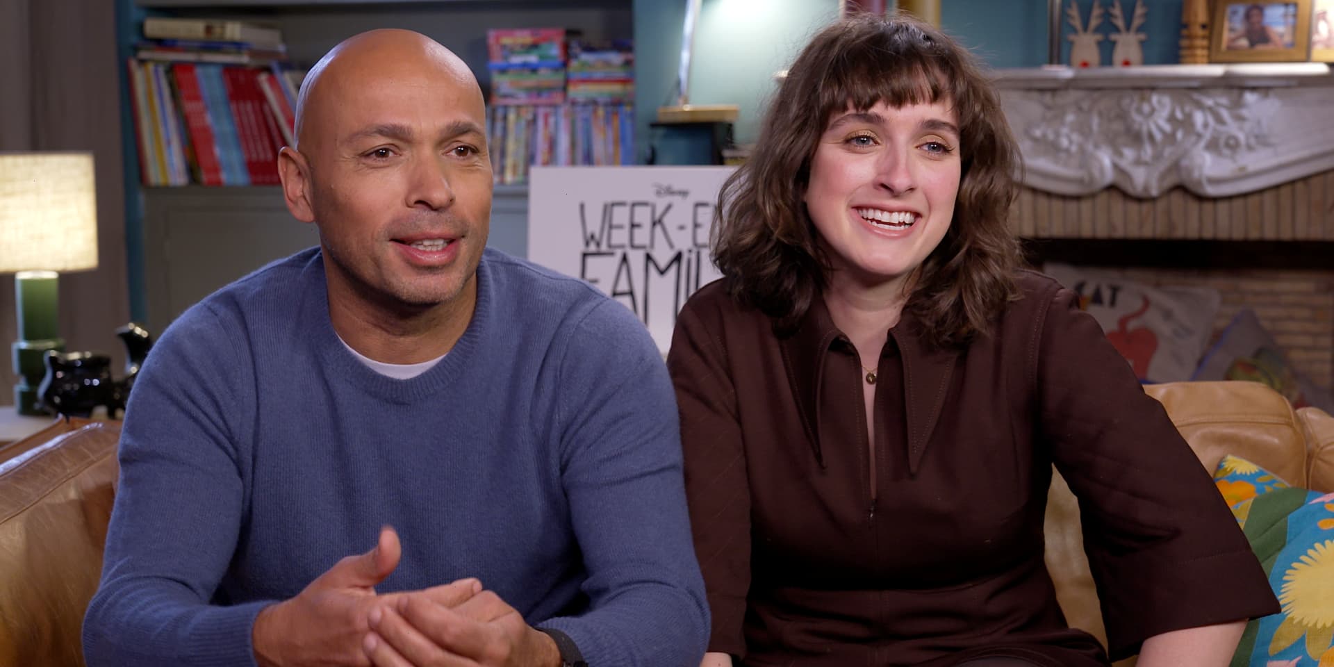 Éric Judor et Daphnée Côté-Hallé forment un duo complice dans la série "Week-End Family", à découvrir en exclusivité sur Disney+.