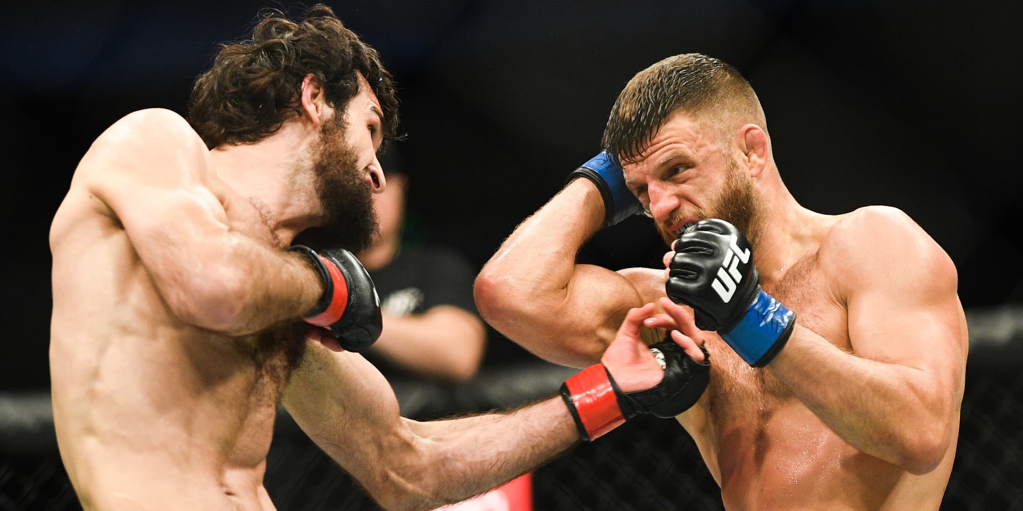 Calvin Kattar (à droite) lors de son combat contre Zabit Magomedsharipov pour l'UFC 163, le 10 novembre 2019 à Moscou, Russie