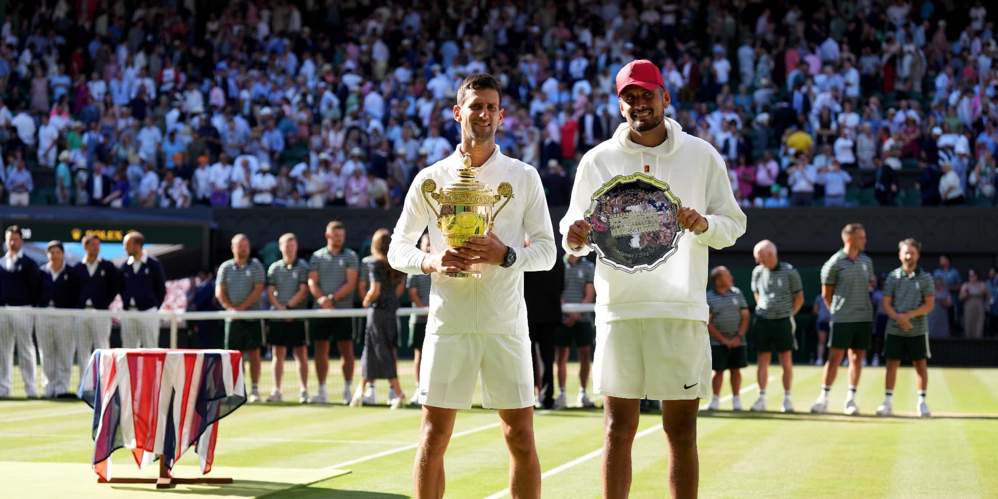 Le vainqueur de Wimbledon 2022 Novak Djokovic et le finaliste Nick Kyrgios, le 10 juillet 2022 au All England Lawn Tennis and Croquet Club (Londres).