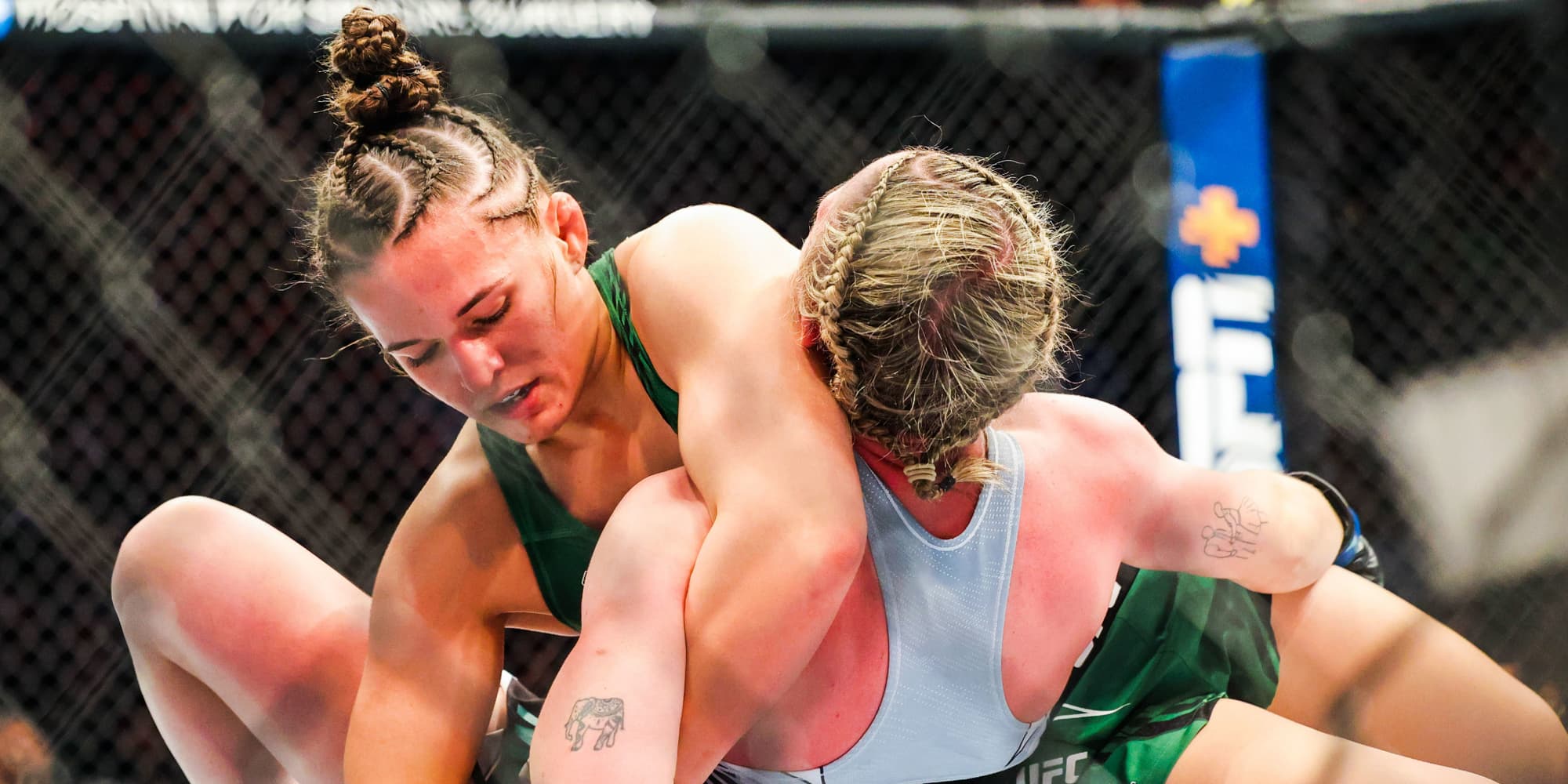 Erin Blanchfield (gants rouges) et Molly McCann (gants bleus) lors de l'UFC 281 au Madison Square Garden le 12 novembre 2022