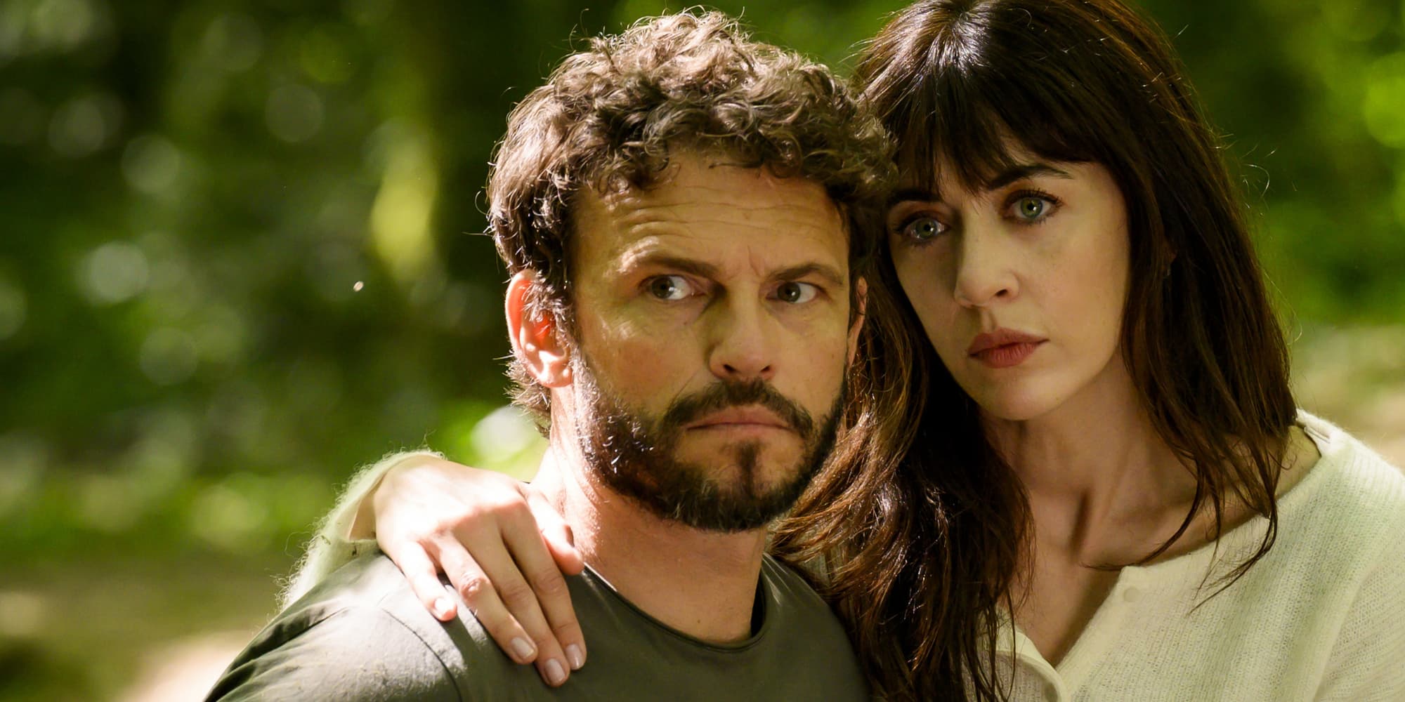 Maxence Guivarch (Arnaud Binard) et Fanny Legoff (Nolwenn Leroy) dans la série TF1 "Brocéliande". 