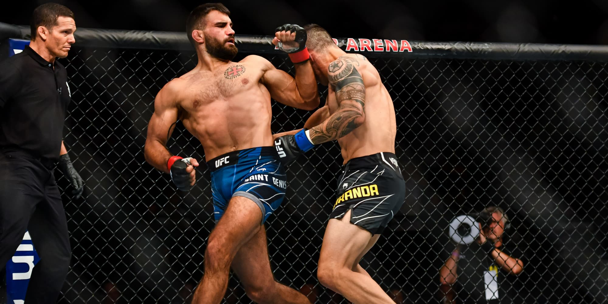 Benoît Saint-Denis (gants rouges) exécutant un magnifique coup de coude retourné face à Gabriel Miranda lors de l'UFC Paris, le 3 septembre 2022 à l'Accor Arena. 