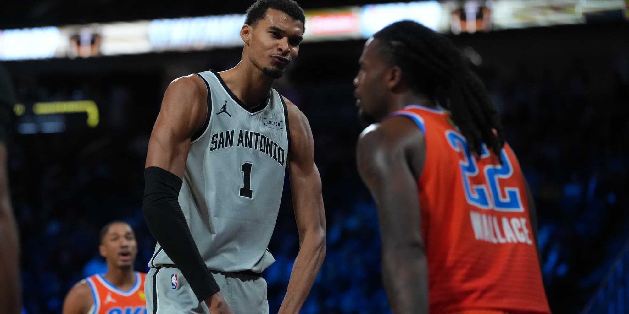 Victor Wembanyama face à Cason Wallace, le 13 décembre à la T-Mobile Arena de Las Vegas.