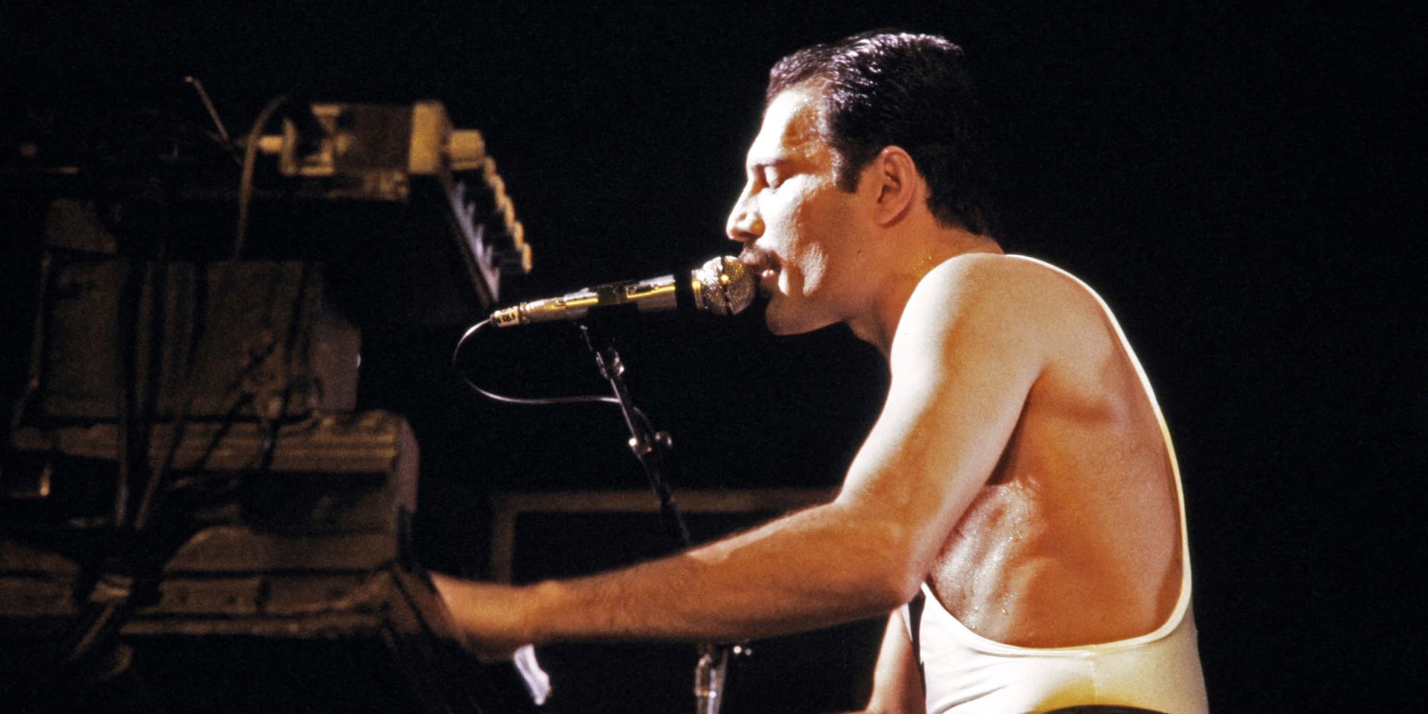 Freddie Mercury lors d'un concert de Queen, au Palais omnisports de Paris-Bercy, le 18 septembre 1984.
