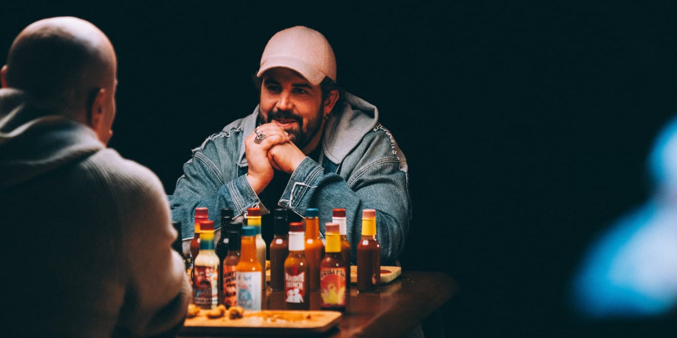 Artus face à Kyan Khojandi dans ''Hot Ones''.