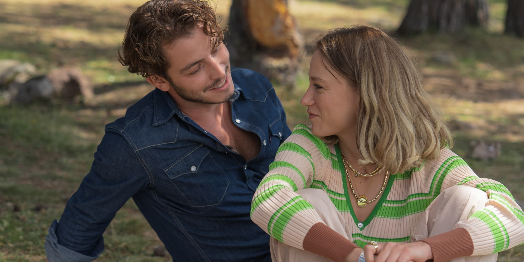 Feyyaz (Boran Kuzum) et Leyla (Serenay Sarikaya) dans la série turque "Merci et au suivant !", disponible sur Netflix. 