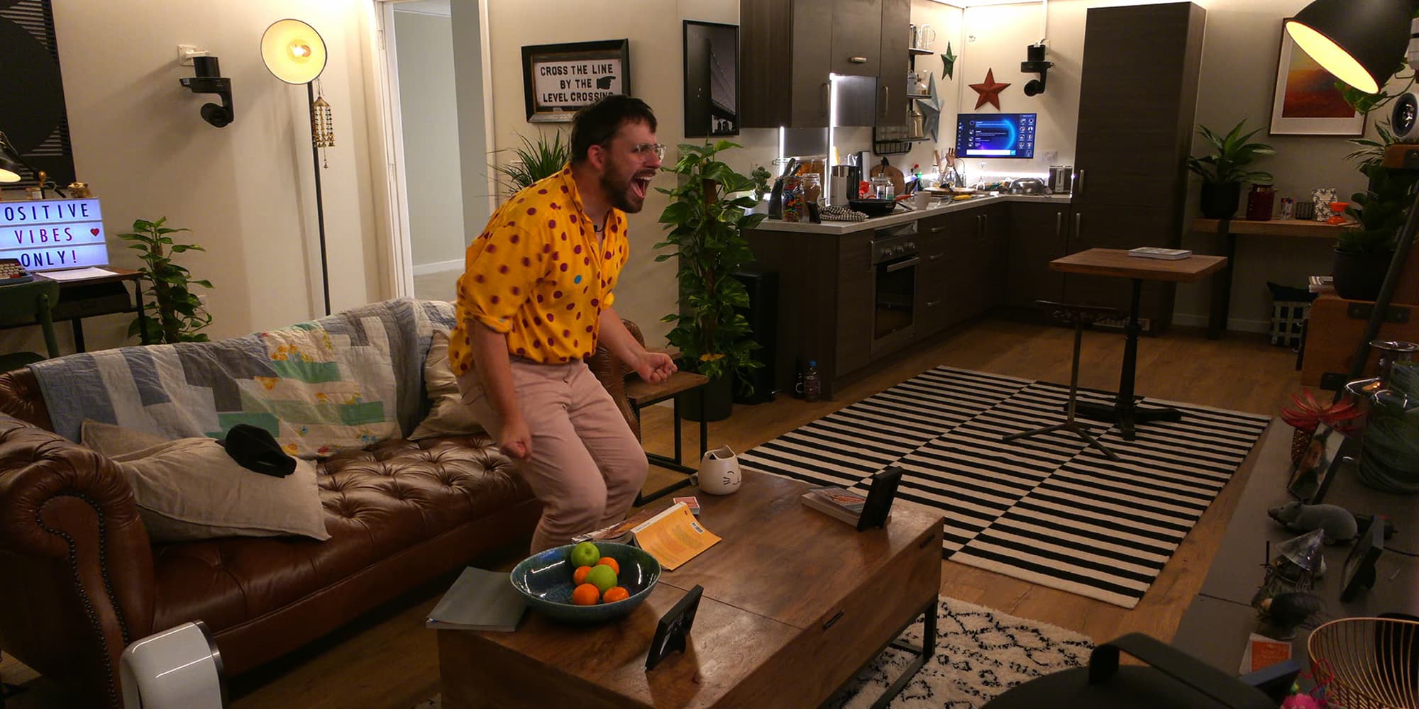 Depuis leur canapé, les participants de The Circle rivalisent de stratégies sur les réseaux sociaux.