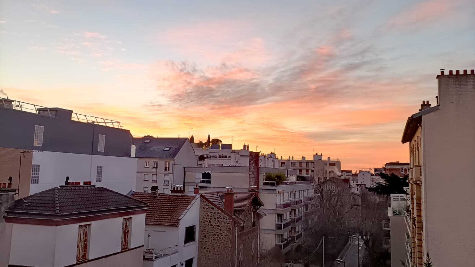 L'OPPO Reno4 Z reconnaît les levers et couchers de soleil pour s'adapter à la luminosité ambiante L'OPPO Reno4 Z reconnaît les levers et couchers de soleil pour s'adapter à la luminosité ambiante