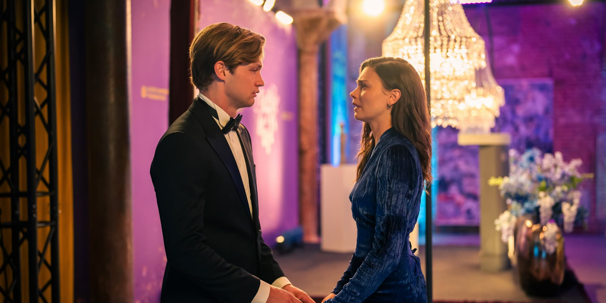 James (Damian Hardung) et Ruby (Harriet Herbig-Matten) lors du gala Campbell, dans la saison 2 de Maxton Hall sur Prime Video. 