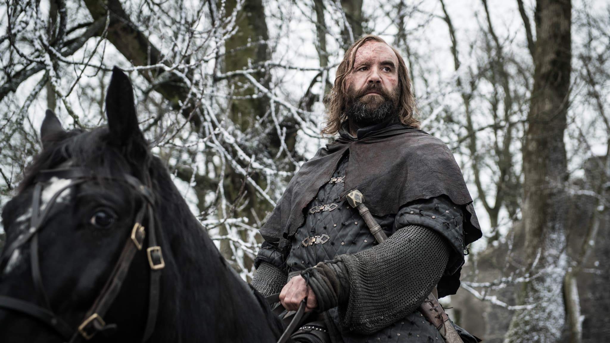 Sandor Clegane, dit “Le Limier”, bien vivant et de retour à Winterfell pour narguer Arya Stark.