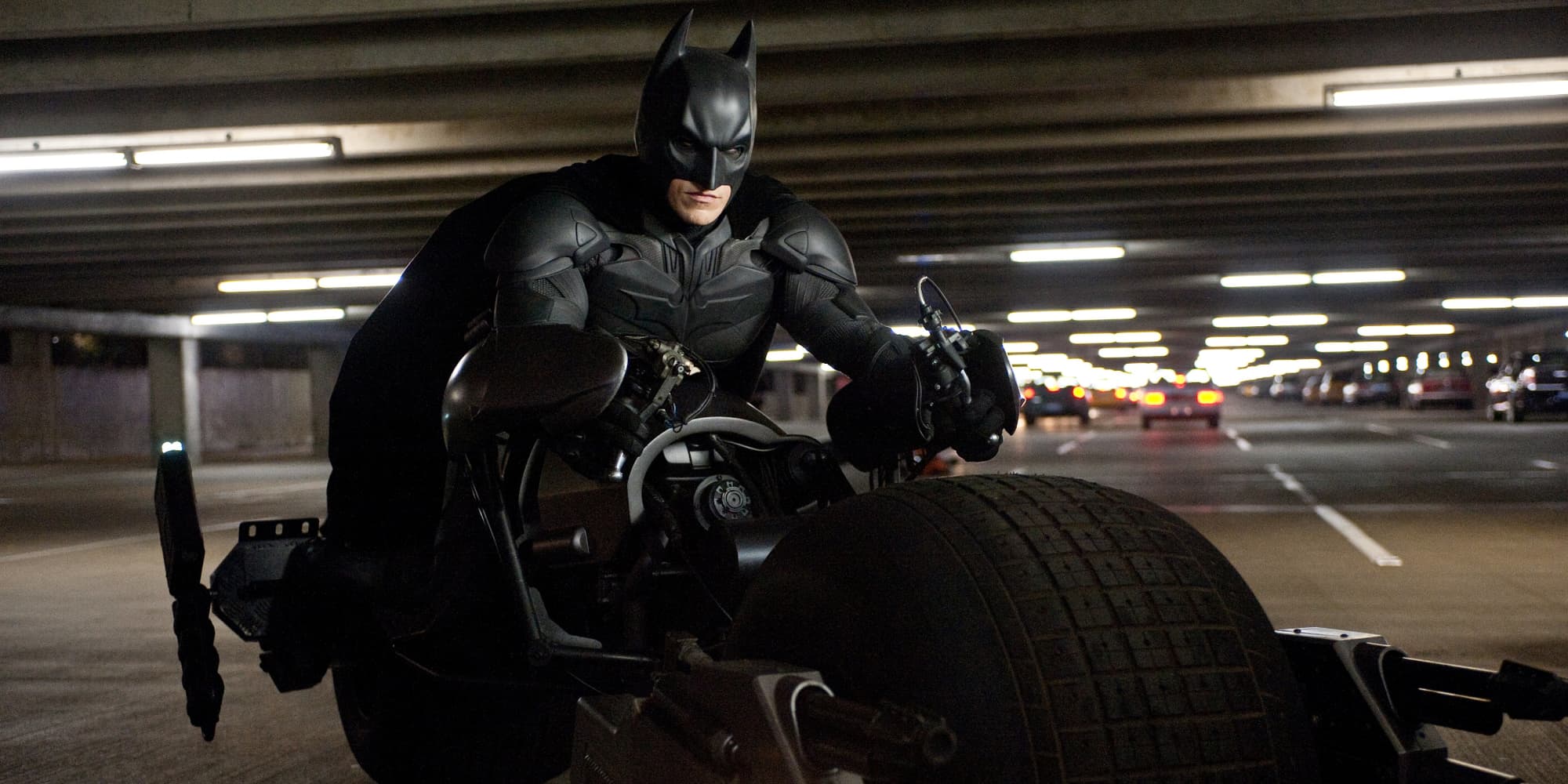 Batman soit se faire mal au dos quand il fait de la moto dans la trilogie The Dark Knight de Nolan
