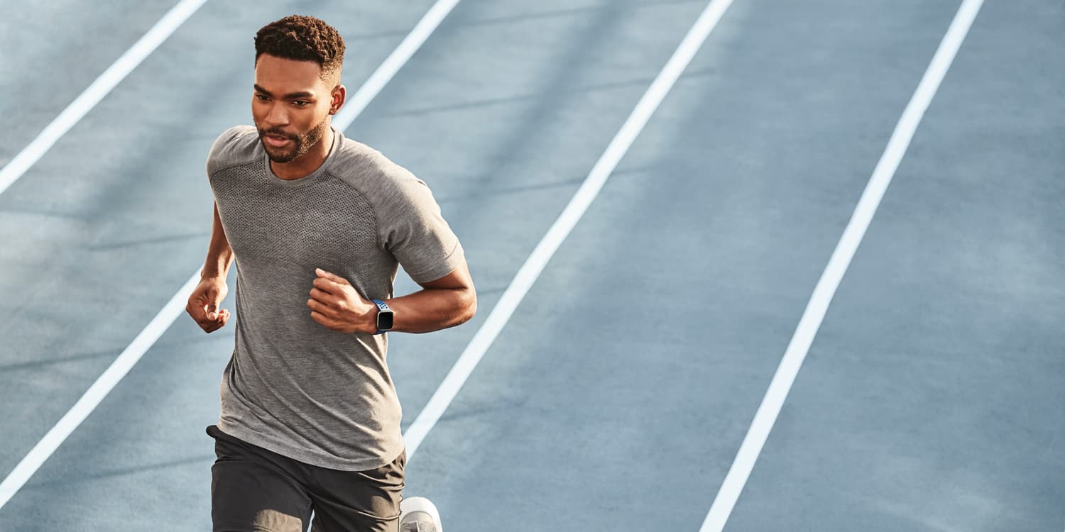 La nouvelle montre connectée Fitbit Versa 2 se veut à la fois plus élégante et plus performante.