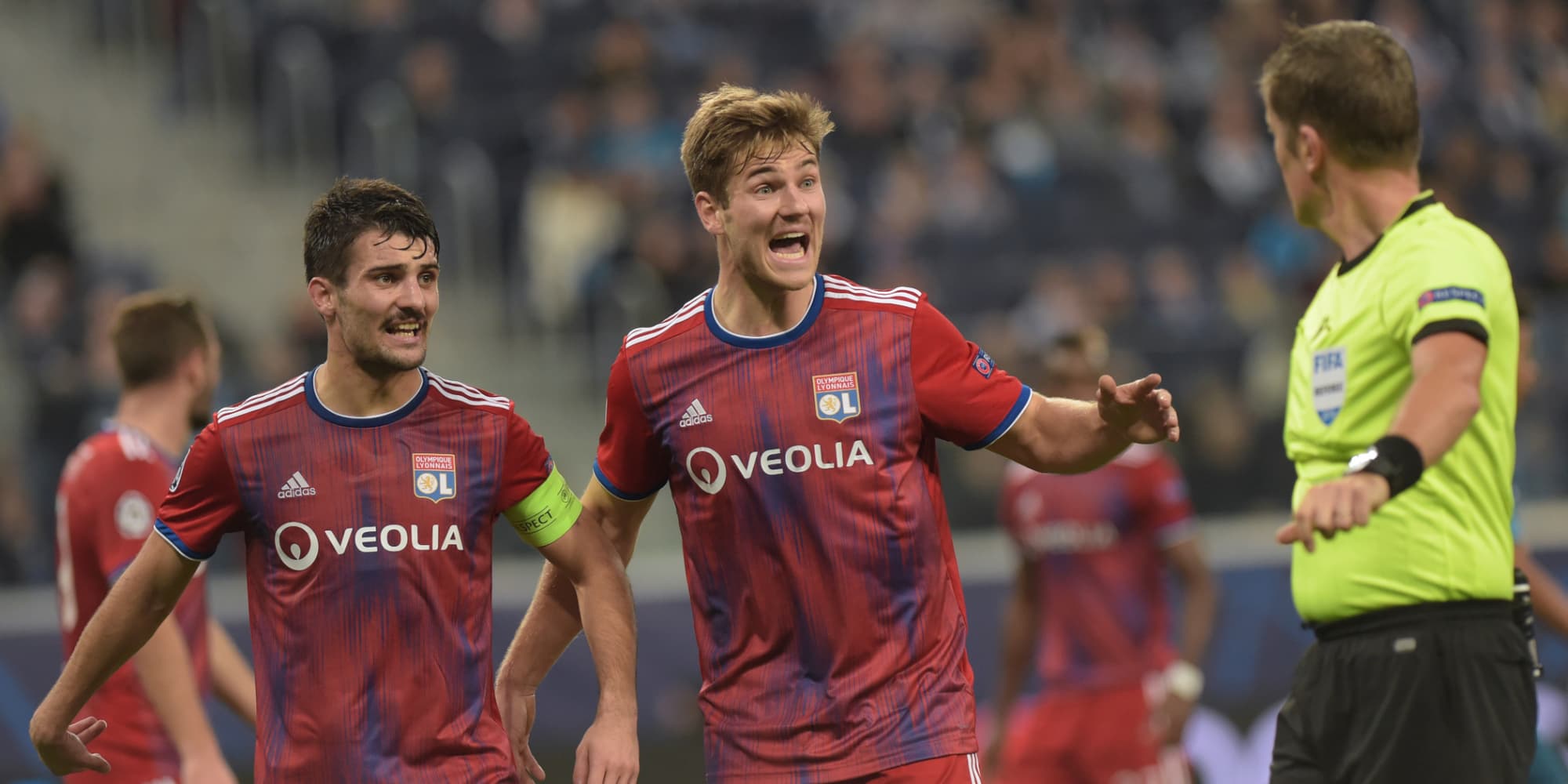 Les Lyonnais Dubois et Andersen pendant le match de Lyon à Saint-Pétersbourg, le 27 novembre 2019