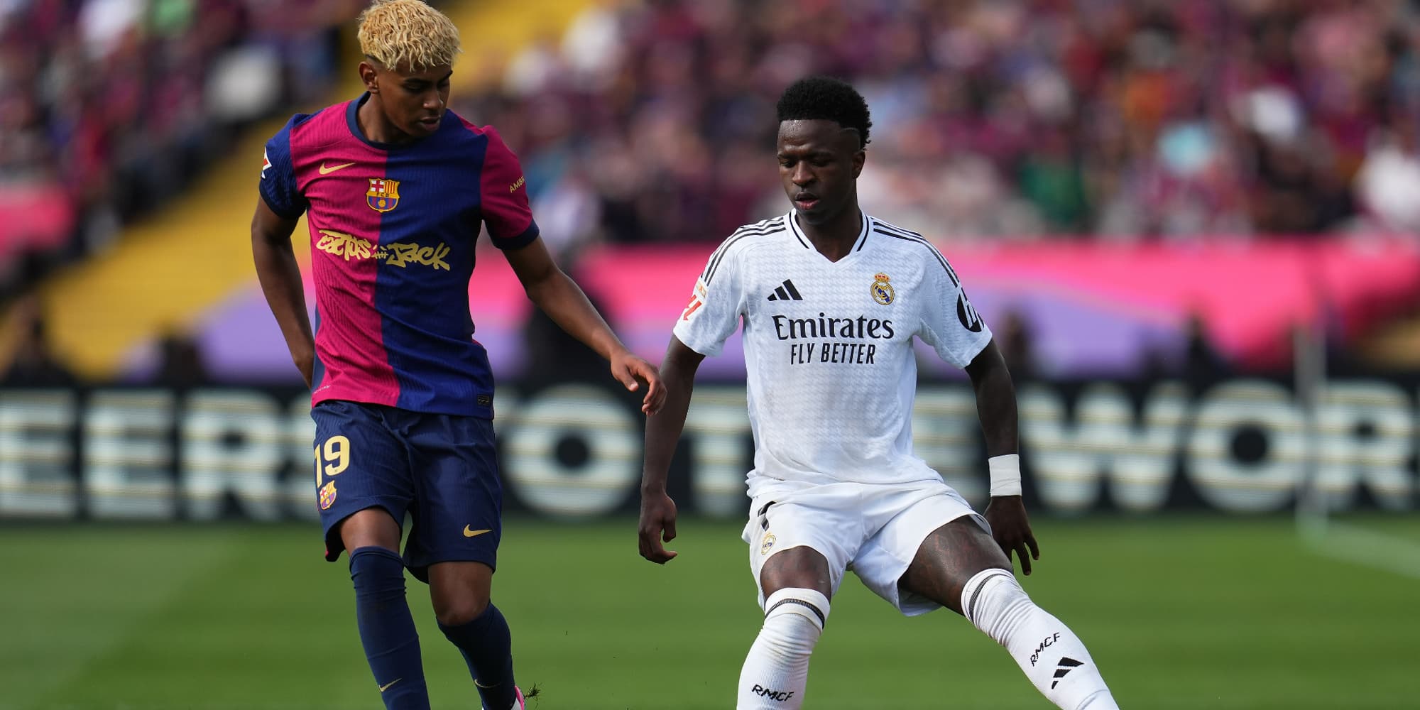 Vinícius Júnior et Lamine Yamal lors du dernier Clásico entre Barcelone et le Real Madrid, le 11 mai 2025 au Lluis Companys Stadium (Barcelone).